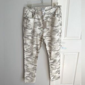 NWT Mud Pie White and Gray Camo Print Rory Skinny Jean, size M